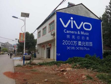 光泽刷墙广告和喷绘墙体广告哪个效果好？